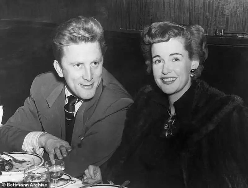 kirk douglas con la prima moglie diana dill