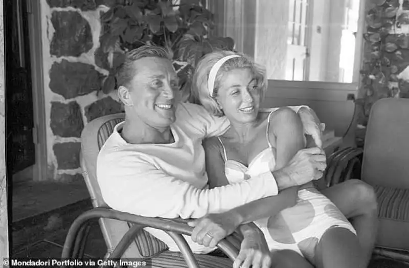 kirk douglas con la seconda moglie anne buydens