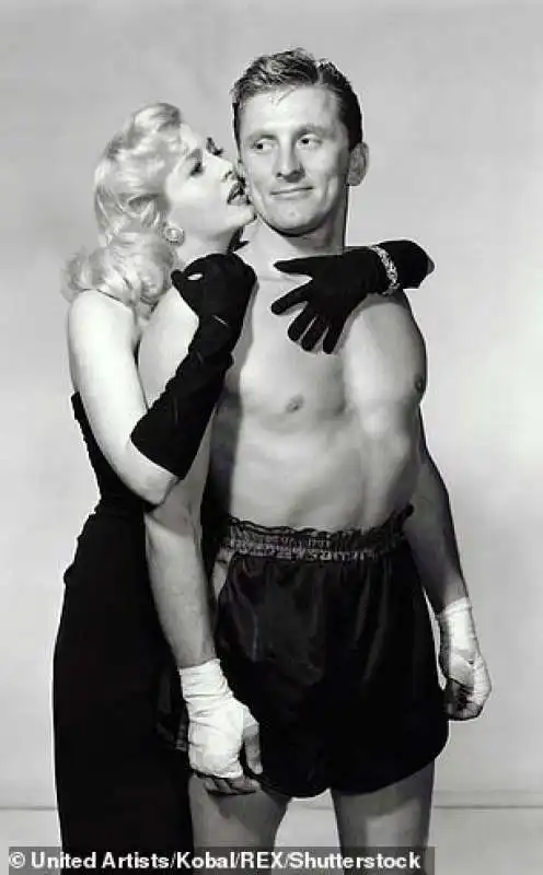 kirk douglas con marilyn maxwell in il grande campione   1949