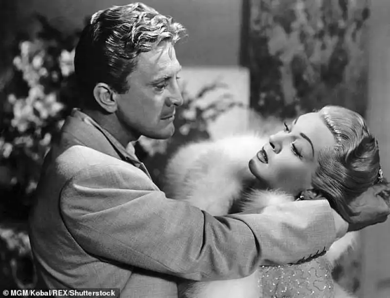 kirk douglas e lana turner in il bruto e la bella 1952