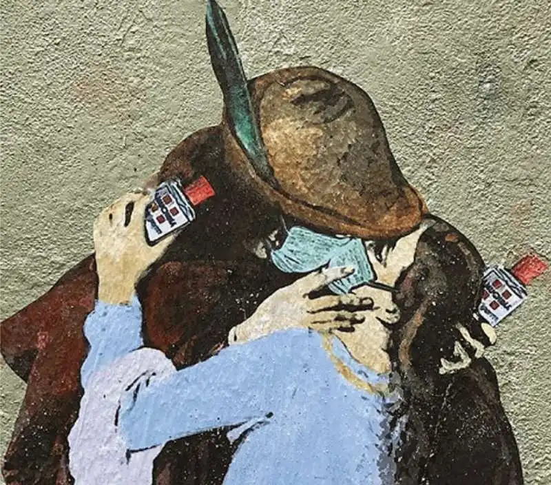 l’amore ai tempi del co..vid 19   il murale di tvboy sul coronavirus