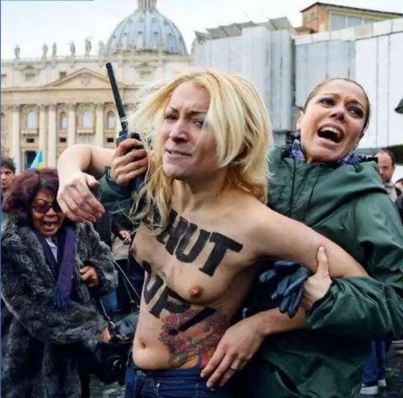 la leader delle femen inna shevchenko a roma durante una protesta a san pietro