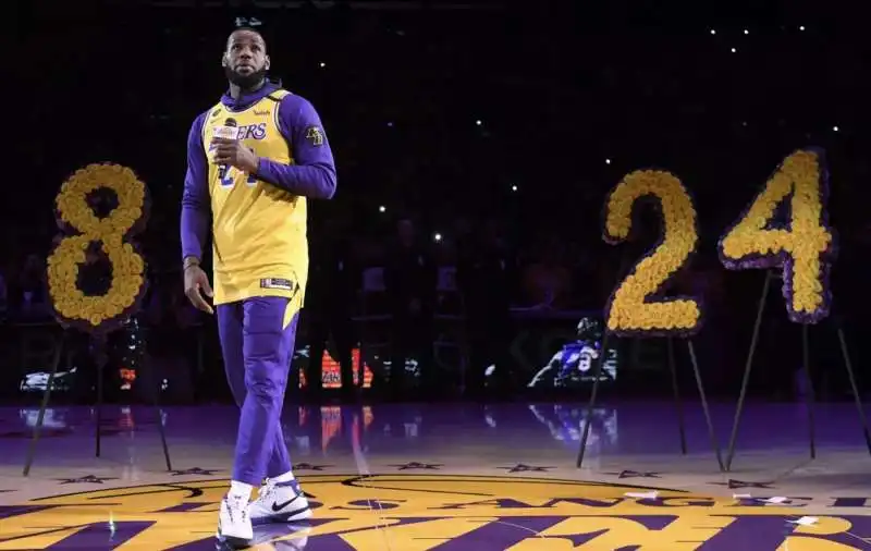 lebron james e l'omaggio dello staples center a kobe bryant