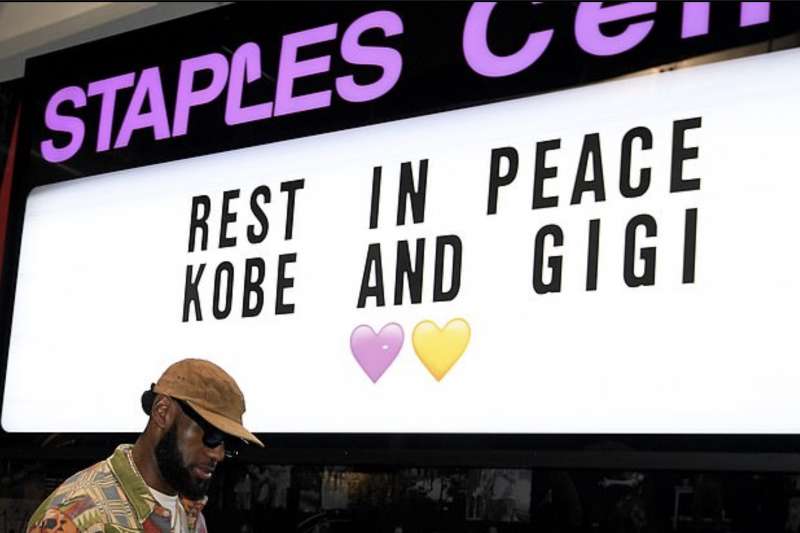 lebron james e l'omaggio dello staples center a kobe bryant