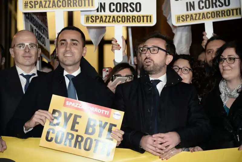 luigi di maio alfonso bonafede  flash mob del movimento 5 stelle per l'approvazione della spazzacorrotti 13 2