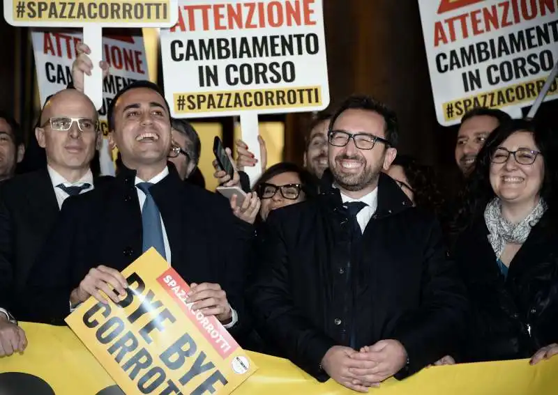 luigi di maio alfonso bonafede  flash mob del movimento 5 stelle per l'approvazione della spazzacorrotti 13 1