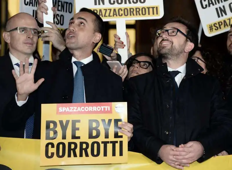 luigi di maio alfonso bonafede  flash mob del movimento 5 stelle per l'approvazione della spazzacorrotti 13 4