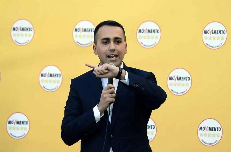 luigi di maio in piazza contro i vitalizi 2