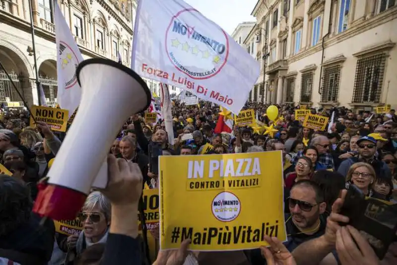 manifestazione contro vitalizi m5s