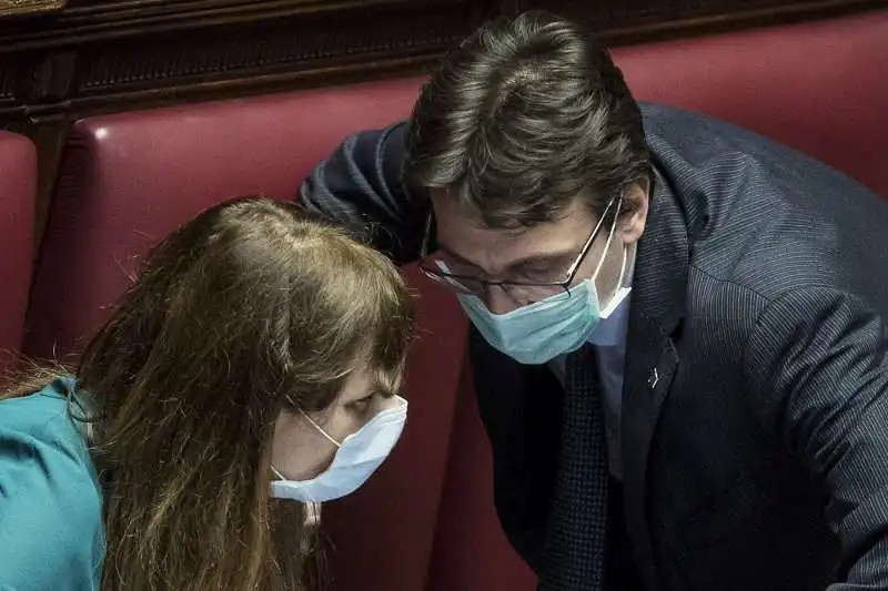 maria teresa baldini e matteo dall'osso con la mascherina a montecitorio