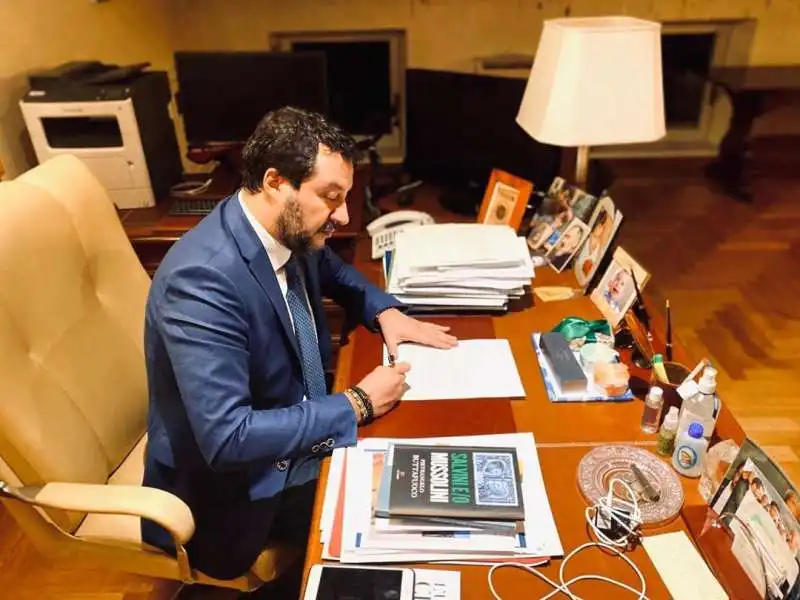 MATTEO SALVINI LEGGE BUTTAFUOCO MENTRE SCRIVE A CONTE