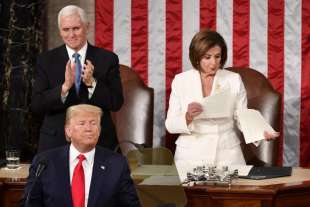 nancy pelosi straccia il discorso di trump sullo stato dell'unione 4