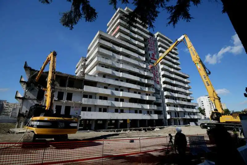 napoli, parte la demolizione della vela verde di scampia 13