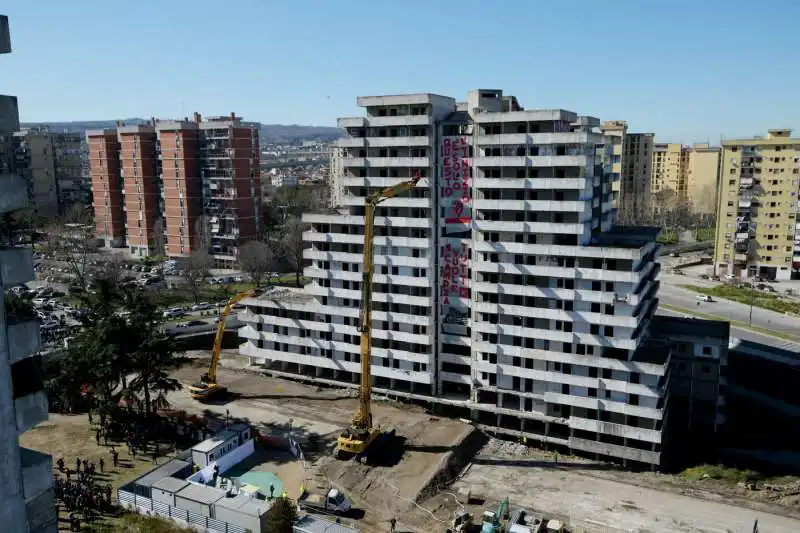 napoli, parte la demolizione della vela verde di scampia 2