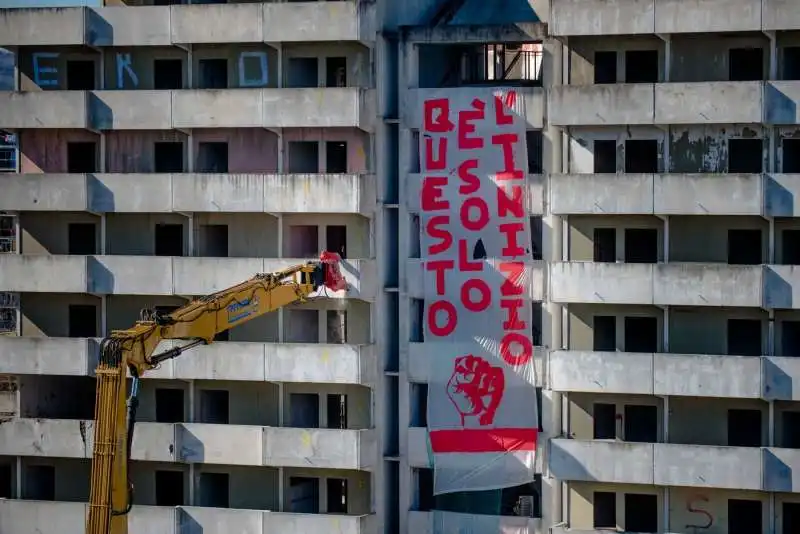 napoli, parte la demolizione della vela verde di scampia 26