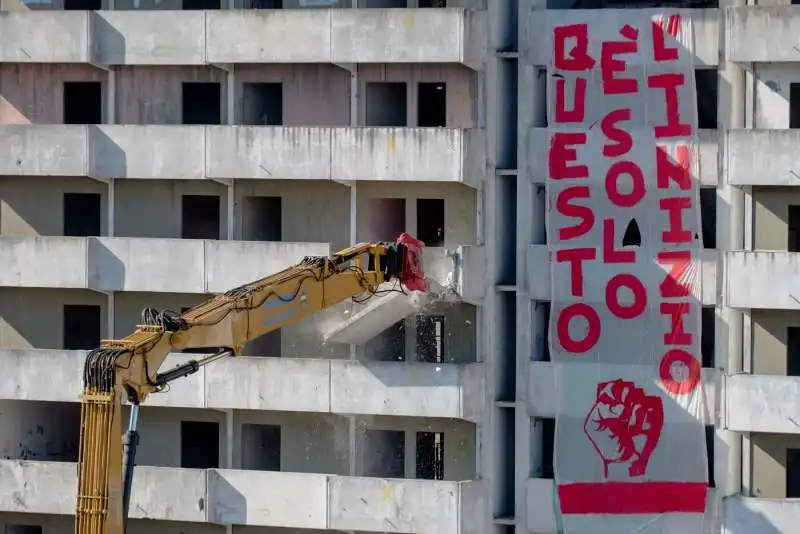 napoli, parte la demolizione della vela verde di scampia 27