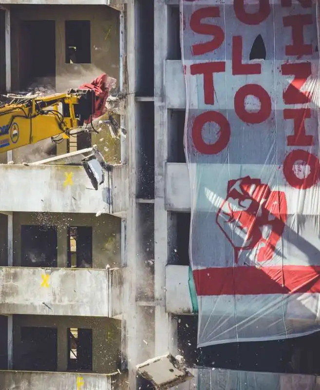 napoli, parte la demolizione della vela verde di scampia 29