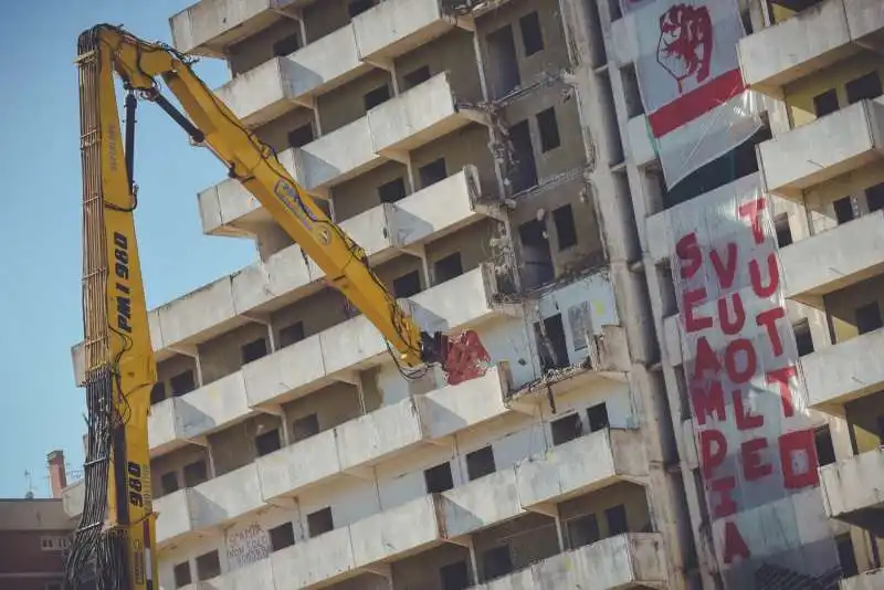 napoli, parte la demolizione della vela verde di scampia 37