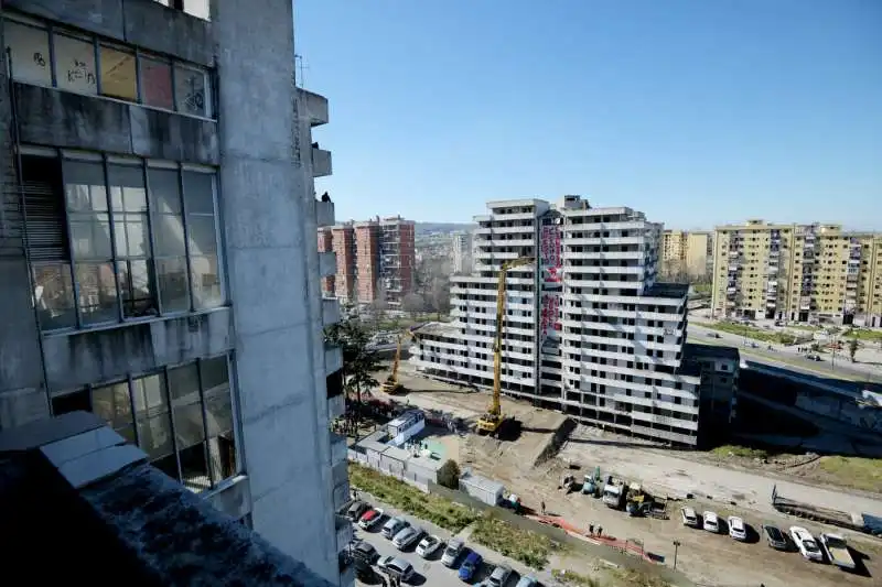 napoli, parte la demolizione della vela verde di scampia 4