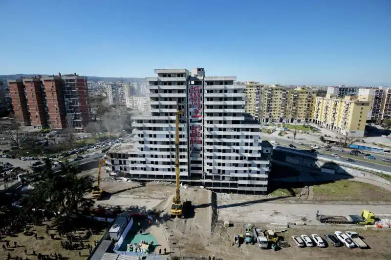 napoli, parte la demolizione della vela verde di scampia 8