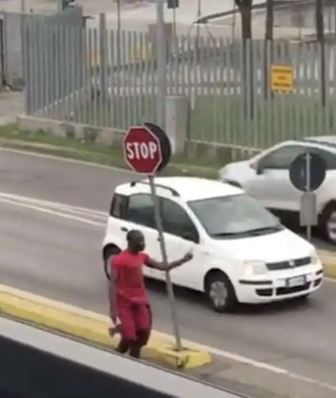 nigeriano armato di ascia a castiglione delle stiviere 1