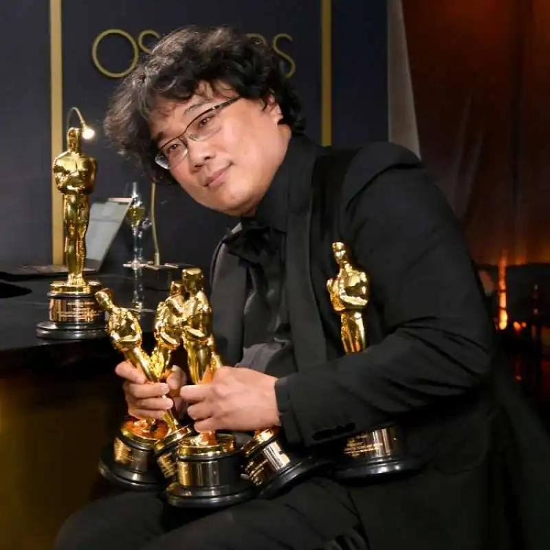 oscars 2020 highlights parasite and bong joon ho takeover joaquin phoenix and brad pitt win their 1st ever oscar