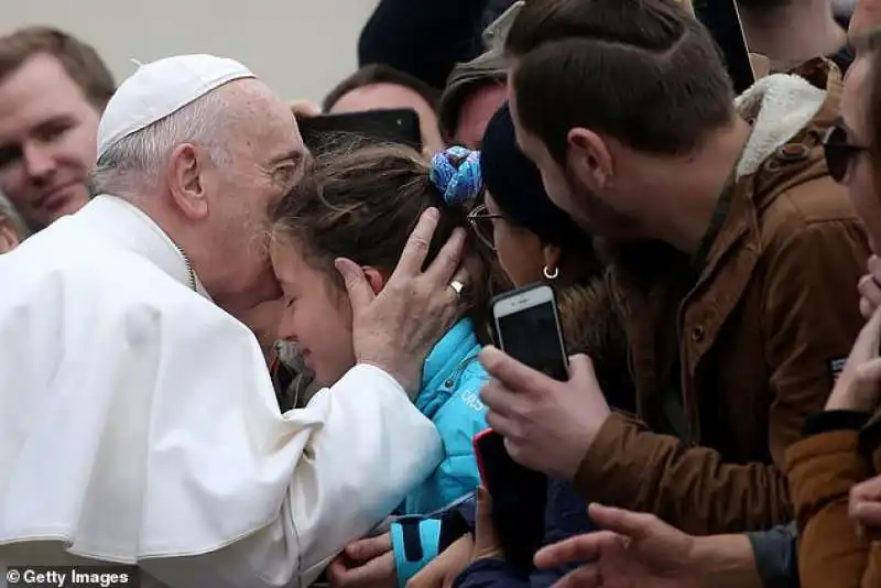 papa francesco bacia una bambina