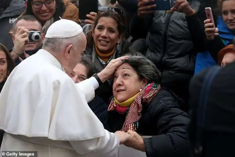 papa francesco tocca una fedele