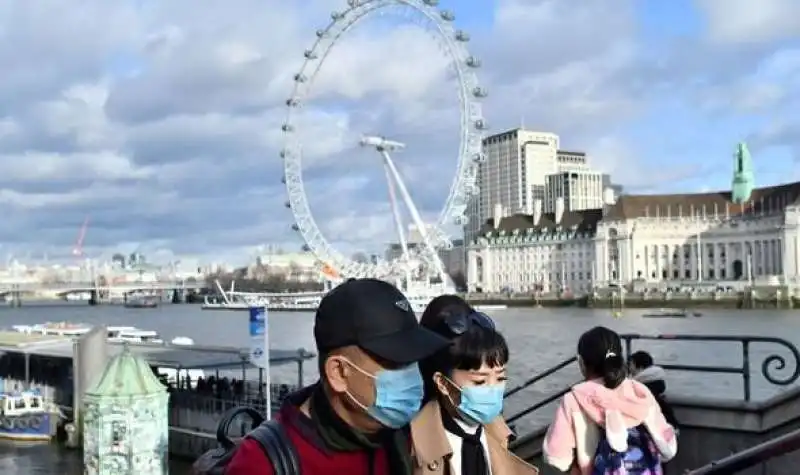 PERSONE CON LA MASCHERINA A LONDRA