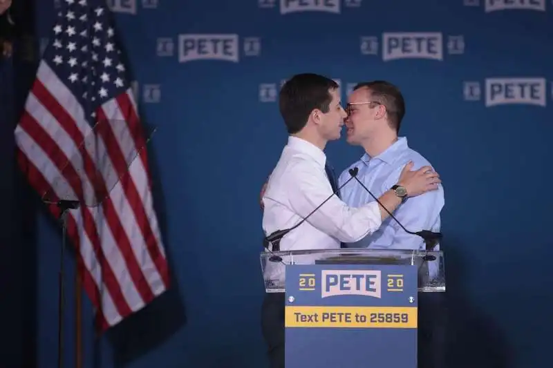 pete buttigieg  bacia sulla guancia il marito