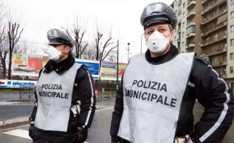 POLIZIA MUNICIPALE CON LE MASCHERINE ANTI CORONAVIRUS