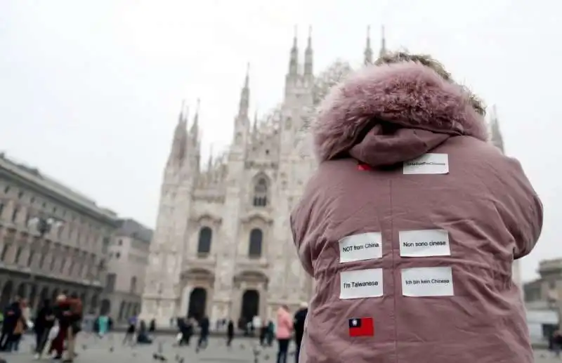 psicosi coronavirus, turista con bigliettini sul giubbotto 1