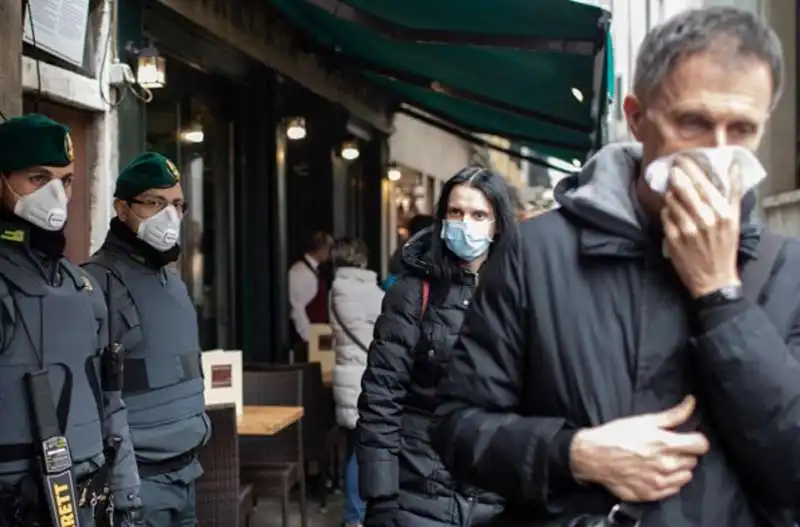 psicosi coronavirus   turisti e poliziotti con la mascherina a venezia