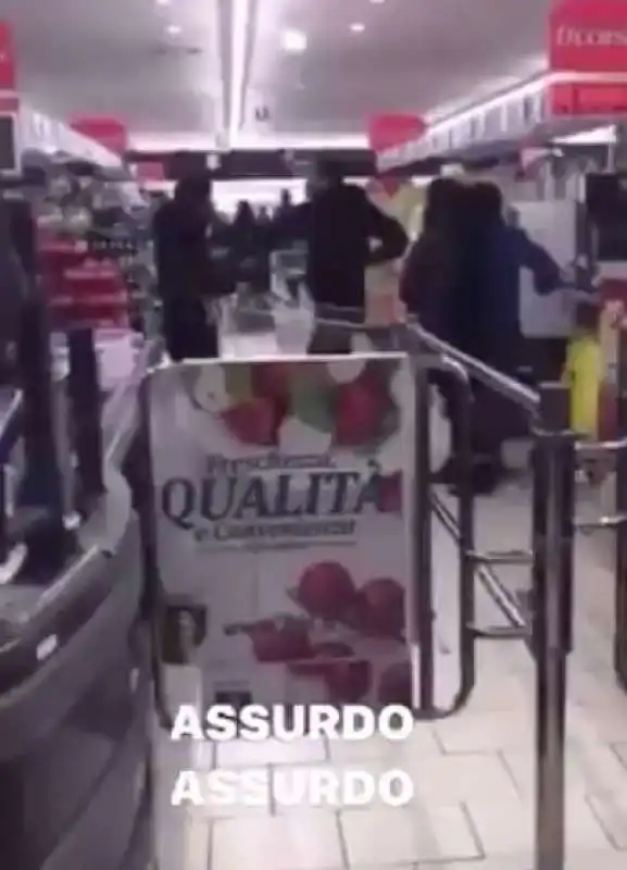 PSICOSI CORONAVIRUS - UN FILIPPINO SCAMBIATO PER CINESE VIENE AGGREDITO AL SUPERMERCATO