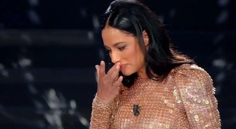 RULA JEBREAL SI EMOZIONA SUL PALCO DI SANREMO