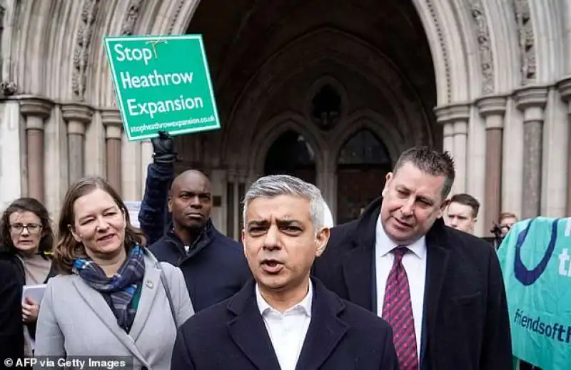 sadiq khan con gli ambientalisti contro la terza pista di heathrow