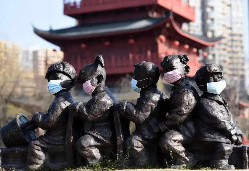 statue con la mascherina in cina 1