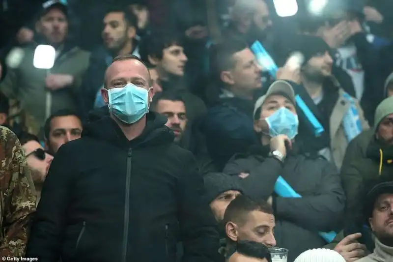 tifosi della lazio con la mascherina