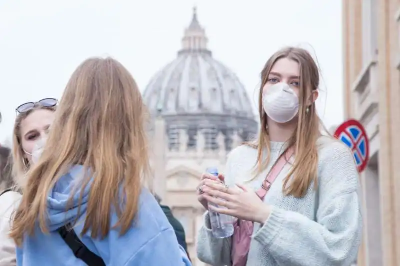 turiste con la mascherina a san pietro 1