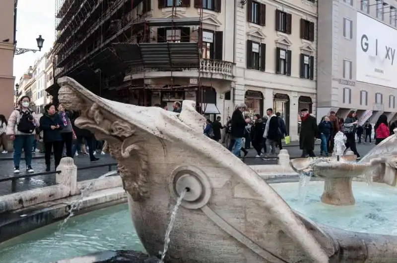 turisti cinesi con la mascherina a roma 1