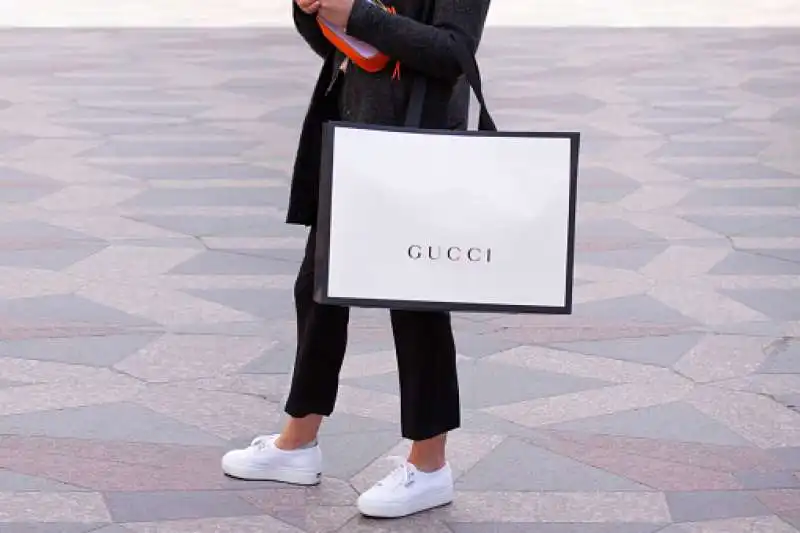 turisti shopping gucci 3