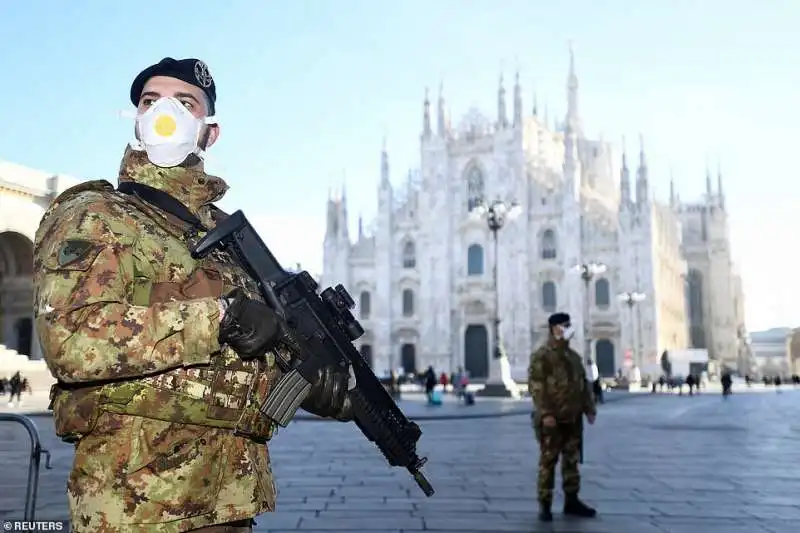 un soldato con la mascherina in piazza duomo a milano