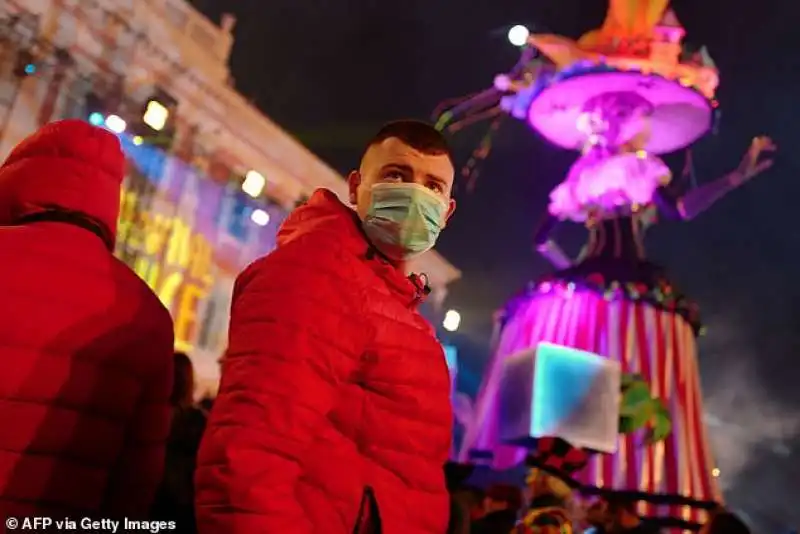 uomo con la mascherina al carnevale di nizza