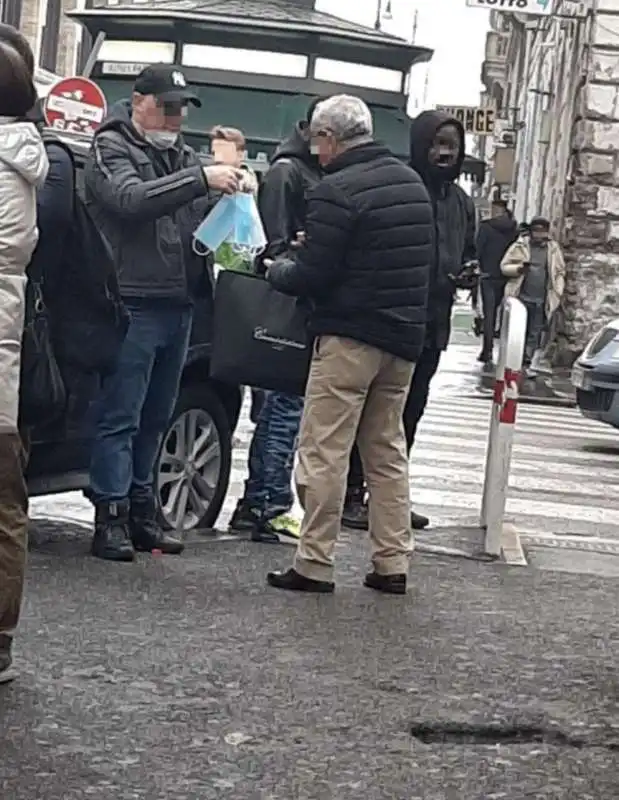 venditori abusivi di mascherine a roma termini 3