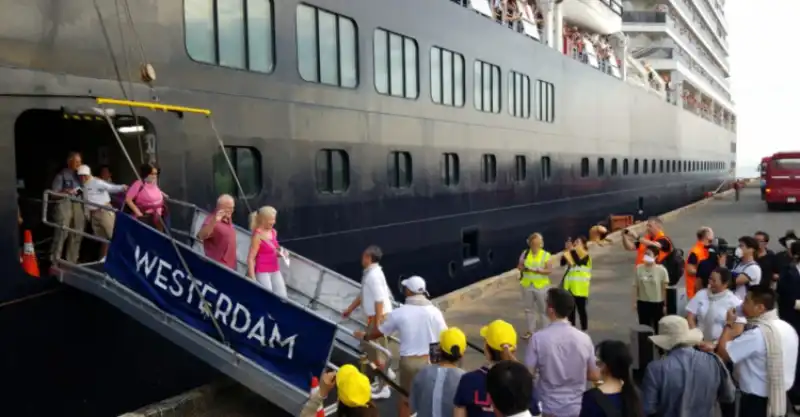 westerdam sbarco in cambogia