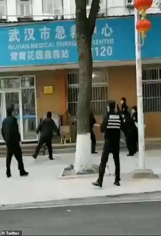 wuhan   la polizia insegue un uomo sospettato di avere il coronavirus