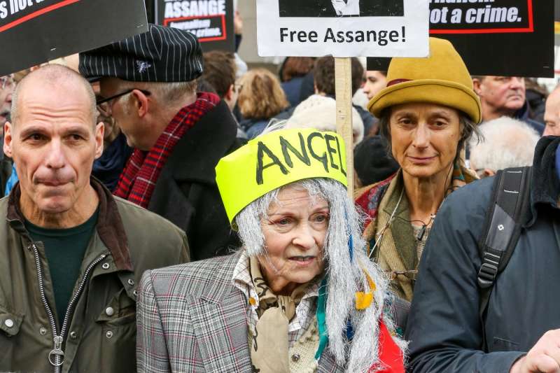 yanis varoufakis e vivienne westwood – proteste a londra contro l'estradizione di julian assange