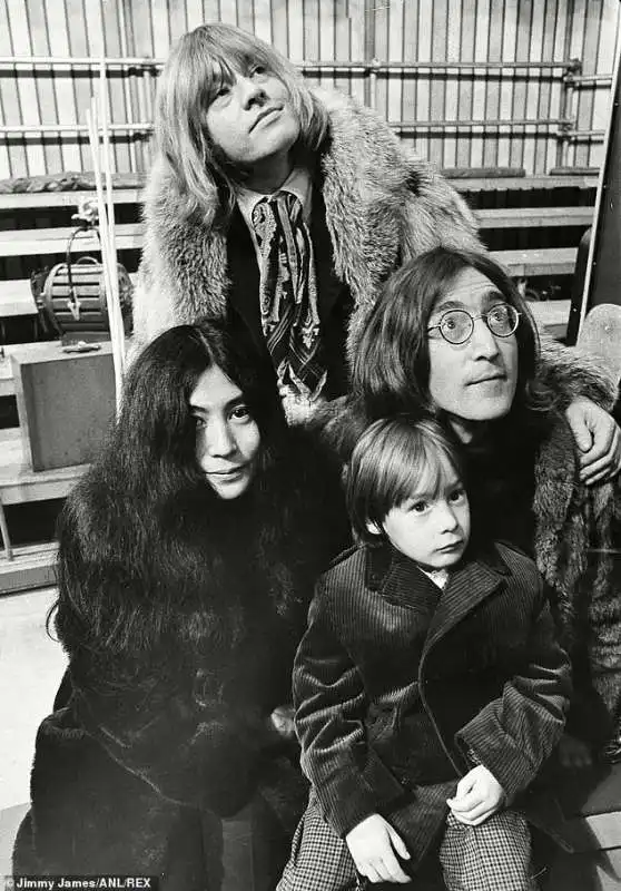 yoko ono, john e julian lennon