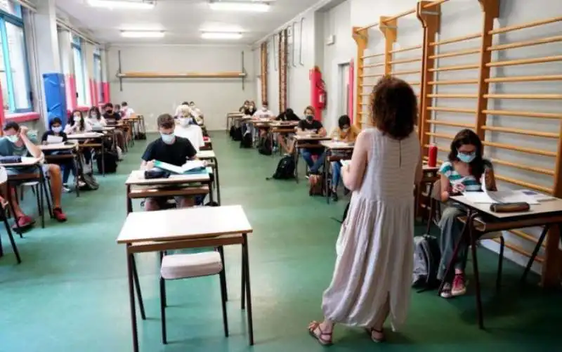 a scuola con la mascherina