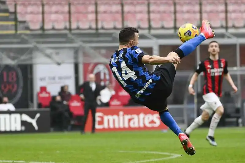 acrobazia di perisic